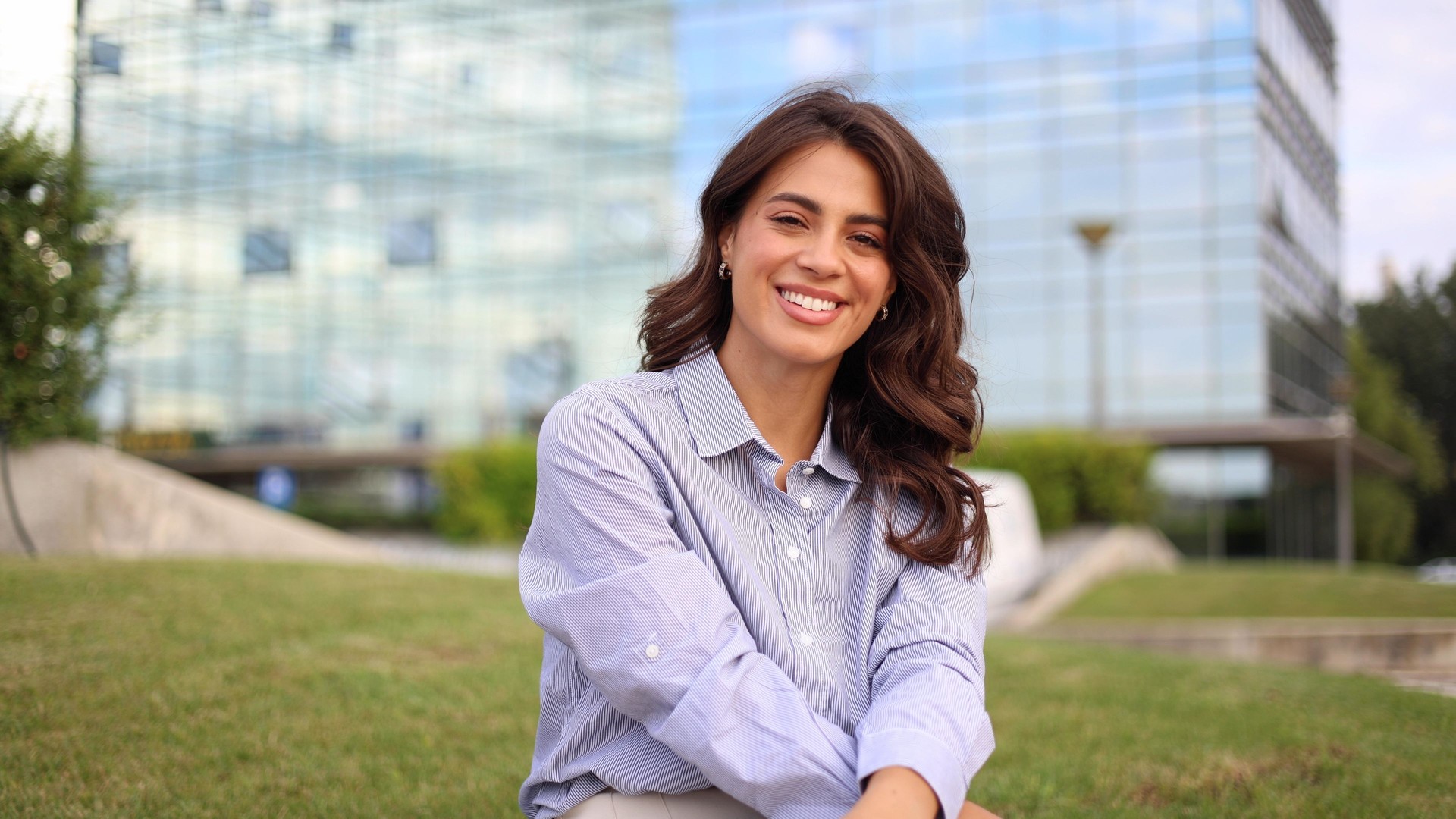 Elegant, young woman enjoying her day in the city